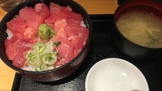 立食形式で600円のマグロ丼をいただきました。