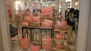 バックやポーチ、小物入れを売っています