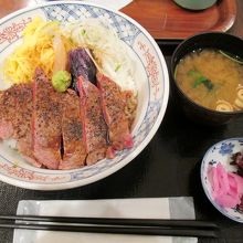 ステーキ丼。量は少なめ。