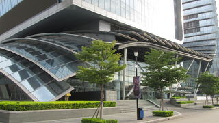 ひときわ目立つおしゃれなビル