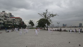 朝のトンレサップ川