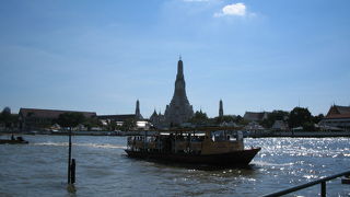 船で渡りながら素敵なワットアルンが見られます