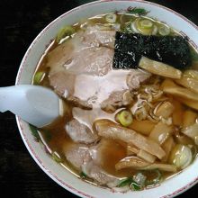 ラーメン650円。写真は大盛り100円増しです。