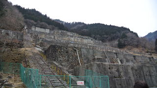 山の斜面に広がるスケールの大きい産業遺産