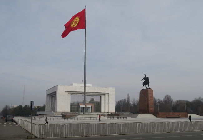 今、キルギス国旗のポール！