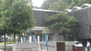 「鶴岡八幡宮」の裏手にあります