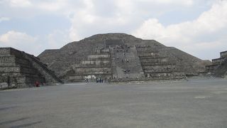１９８７年に世界文化遺産に登録された「古代都市テオティワカン」の遺跡です。