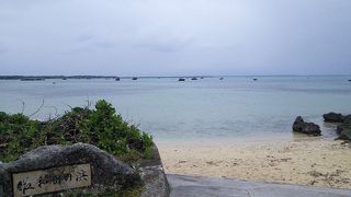 波の静かな入り江に津波石が沢山見える不思議な景観