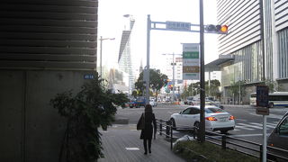 3つの専門学校と商業施設ビル