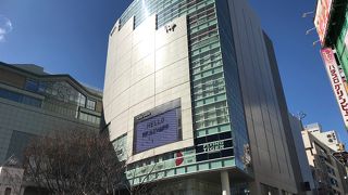 新宿南口を出たらすぐ！