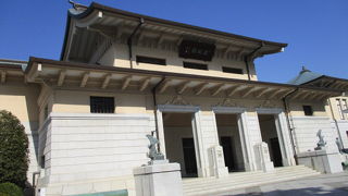 戦没者の遺品や遺影、歴史解説などを展示してます。