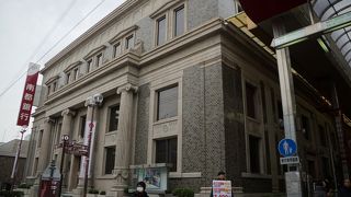 観光客でごった返す場所なので