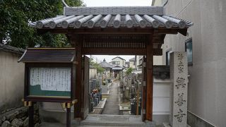 山門から本堂までは墓地や板碑がぎっしり