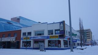 5THアベニューにある青と白の目立つ建物