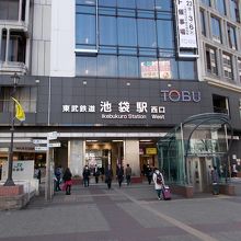 改札口は地下にあります。