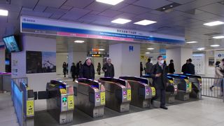 乗車口は東口の西武デパートの1階と接しています。