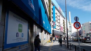 池袋駅の東口にあります。