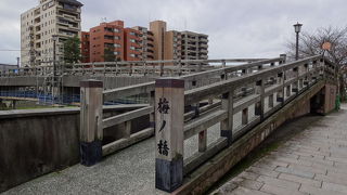 「義血侠血」の舞台