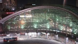 ガラス張りの巨大建築