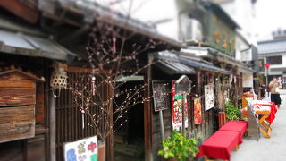 古い町並みの商店や民家130軒以上に飾られるおひなさん