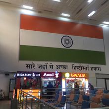 小さいですが、左から2つ目がAmulのショップです。