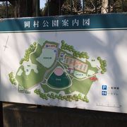 丘の上にある良く整備された公園