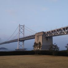 芝生から眺める瀬戸大橋