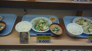 那覇空港の端っこにある、活気のある食堂。沖縄らしいメニューが揃い、安くておススメ