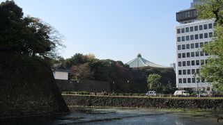 頑丈な土橋。清水門を正面に右手には武道館の大屋根が望めます。