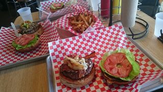 ローカルのお客さんが多いバーガーショップ