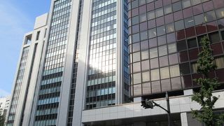 古いですが現役の有楽町駅前のビルです。