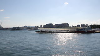 赤い綺麗な灯台