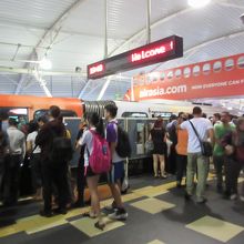 混雑してるチョウキット駅