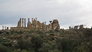 オリーブの里・古都メクネスの北方約３０ｋｍの大地に広がるモロッコ最大のローマ遺跡で、１９９７年に世界文化遺産に登録されました。