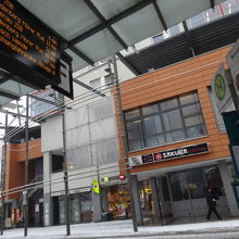 寿司屋の前にバス停