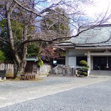 六地蔵と本堂です