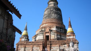 境内中央の仏塔はビルマに勝った時の記念塔