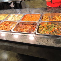 肉、魚料理や野菜料理が並ぶ