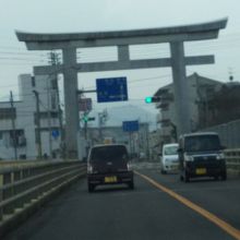 祓川橋には大きな鳥居がありました