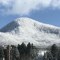 遠くに樹氷が見える