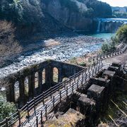 雄大な滝と雰囲気ある廃墟