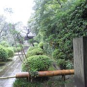 建長寺の境内に建っています