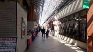 赤羽駅の高架下のショッピングモールです。