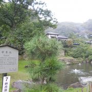 「円覚寺」の境内、「妙香池」の近くに建っています