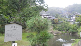 「円覚寺」の境内、「妙香池」の近くに建っています