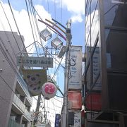 細い道に連なる商店街