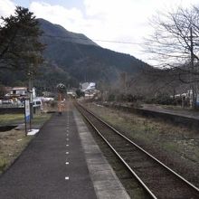 右側の線路は撤去されています