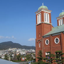 長崎市内と青空に映える教会