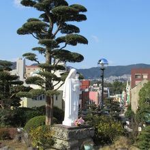 長崎市内をバックに青空に映える白亜のマリア様