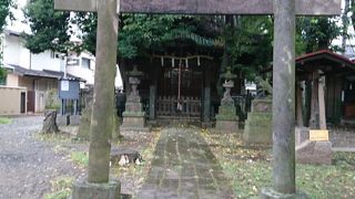 住宅街の中の神社